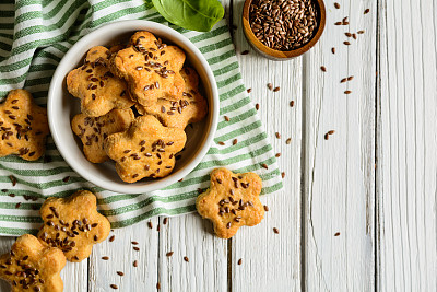 撒有亚麻籽的奶酪饼干图片下载