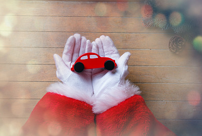 圣诞老人正在包装圣诞玩具车图片下载