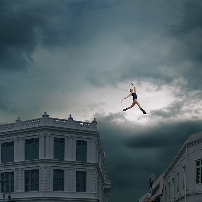 屋顶之间跳来跳去图片下载