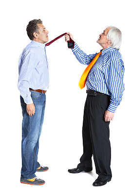 商人向年轻人拉领带图片下载