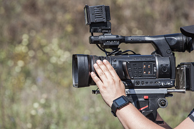 摄影师带着专业的相机进行采访图片下载