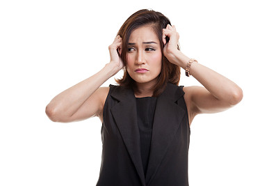 一个年轻的亚洲女人生病了，头疼。图片下载