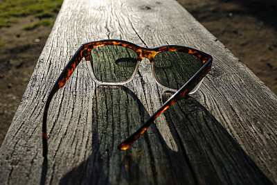 木制的太阳镜图片下载