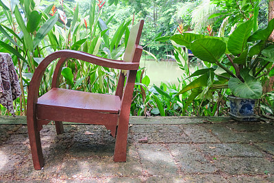 花园里的维塔奇木椅图片下载