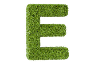 绿色字母E从草，3D渲染孤立在白色背景图片下载