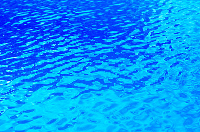 游泳池里湛蓝的水图片下载