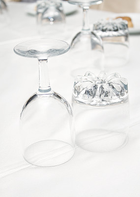 酒杯和酒杯倒置图片下载