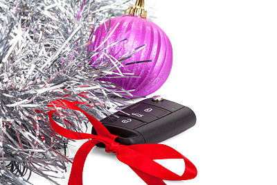 新年礼物，车钥匙和红蝴蝶结图片下载