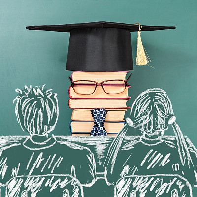 女孩和男孩在课桌前不同寻常的老师图片下载