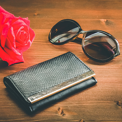 木制背景上的黑人妇女的钱包图片下载