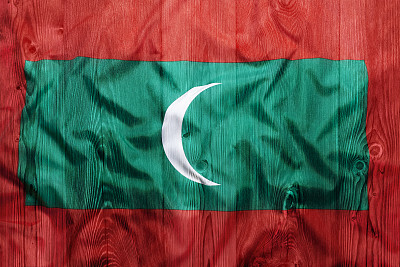 马尔代夫国旗，木制背景图片下载