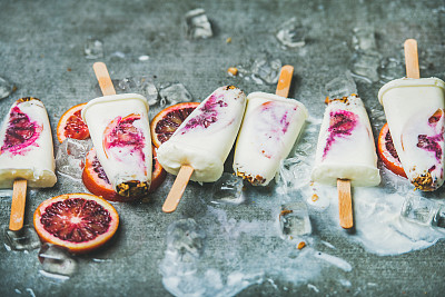 红橙，酸奶，格兰诺拉麦片冰棒加冰块，健康的甜点图片下载