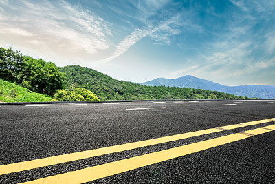 蓝天下柏油路山图片下载