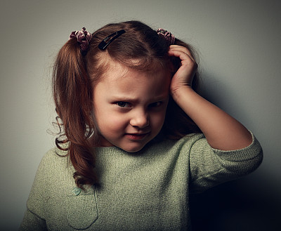 不快乐的孩子，头痛的头。古董图片下载