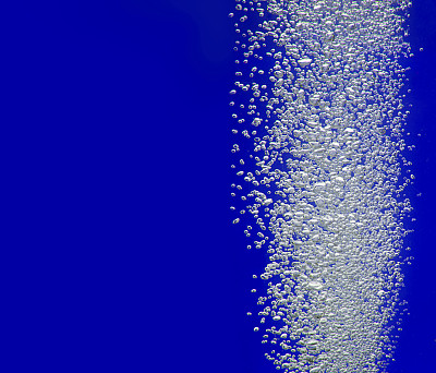 蓝色背景前的迷你泡泡图片下载