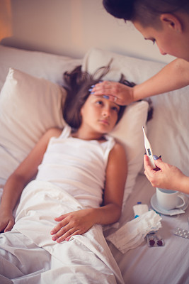 妈妈用数字温度计检查温度图片下载