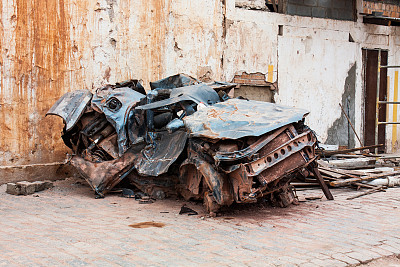 被洪水毁坏的汽车图片下载