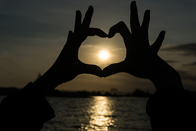 夕阳下的手形心图片下载