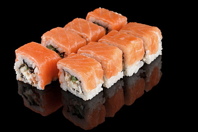 寿司卷在黑色背景上图片下载
