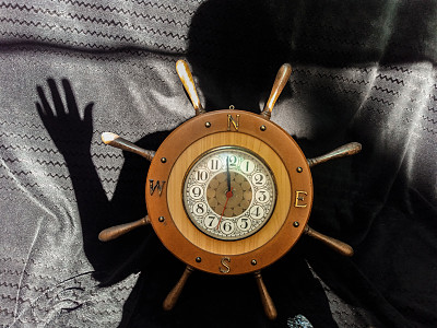 手表显示最后一分钟，和一个人的影子在手表后面图片下载