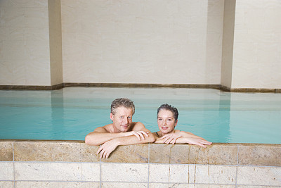 幸福的成熟夫妇在游泳池拥抱图片下载