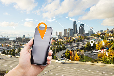 手机与高架公路在现代智慧城市素材图片