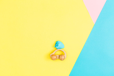 一辆画着草莓的玩具车图片下载