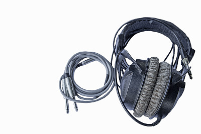 黑色复古耳机上的白色隔离背景素材图片