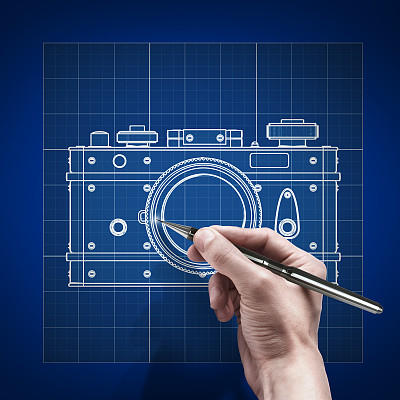 男手用笔画蓝图。设计蓝图的工程师图片下载
