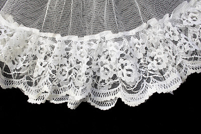 复古白色蕾丝上的黑色背景图片下载