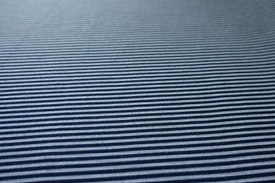 蓝色和白色条纹织物的特写图片下载