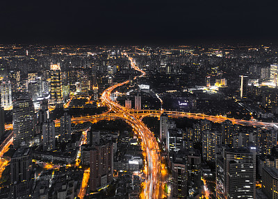 现代城市高架公路、立交桥夜间鸟瞰图图片下载