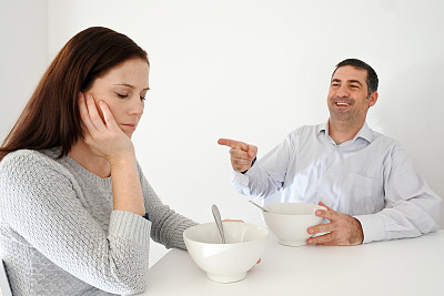 年轻女子遭受虐待她的伴侣图片下载