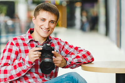 手持专业相机的男子图片下载