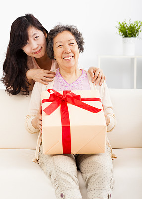 快乐的母女和礼物盒图片下载