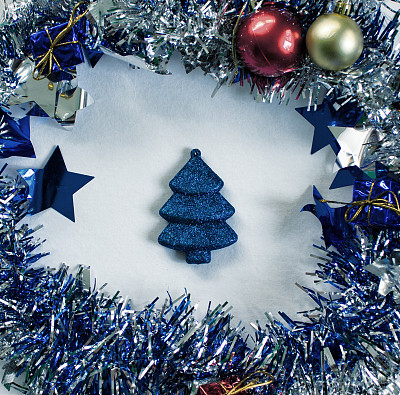 复古圣诞装饰特写照片。圣诞冷杉树玩具在蓬松的树叶花环图片下载