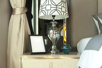 床头柜上放台灯和相框图片下载