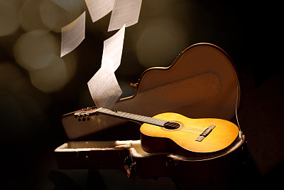 乐谱落在吉他上图片下载