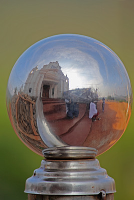 在扶手的倒影图片下载