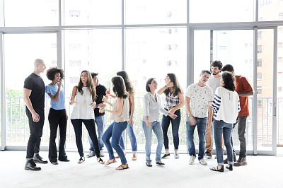 一群热情的商务人士在散步图片下载