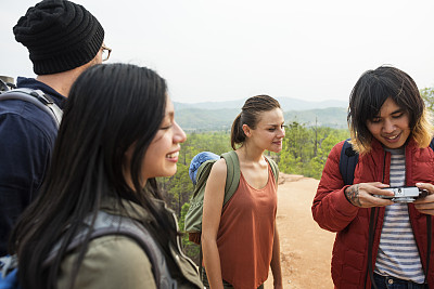 检查户外露营照片概念图片下载