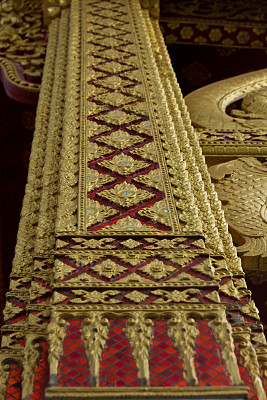 镀金墙壁模板黑漆柱——琅勃拉邦-老挝。图片下载