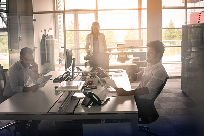 商务人士一起工作商务人士一起在办公室工作。商业女性使用复印机。图片下载