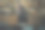 一个严肃的人一边玩智能手机一边在家吃苹果图片下载