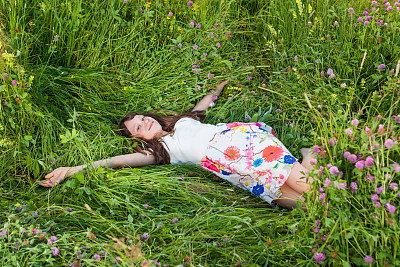 女孩躺在草地上图片下载