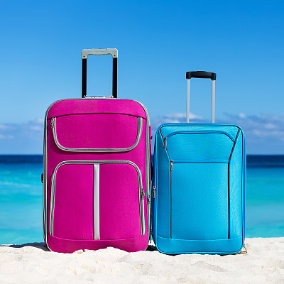 两个手提箱在热带沙滩上图片下载