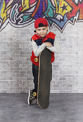 玩滑板的男孩图片下载