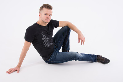 坐在地板上的性感男人。图片下载