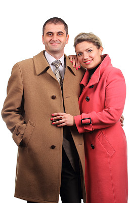 白底上穿着大衣的幸福夫妇图片下载