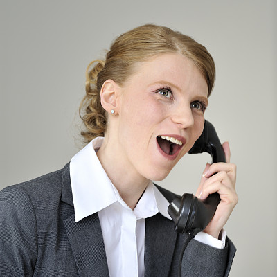 电话里的女人很惊讶图片下载